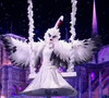 Le Cygne vient de loin et a déjà survolé les océans, tel un oiseau migrateur.
Le Cygne dans "Mask Singer" sur TF1