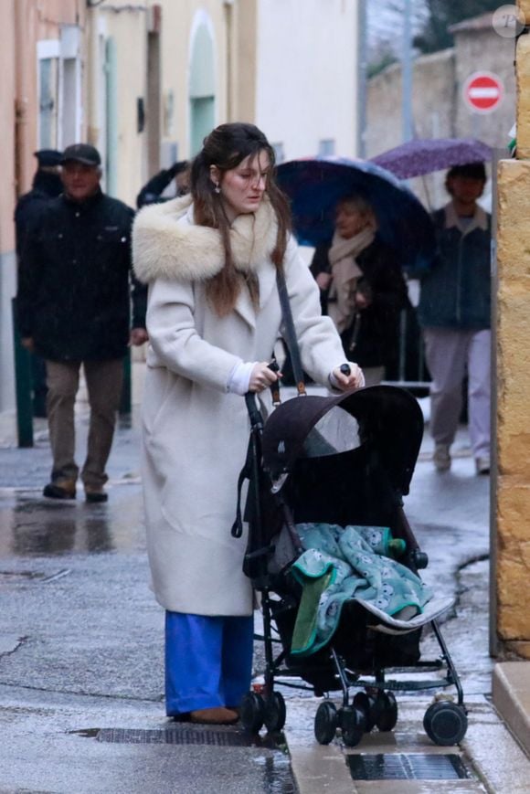 Marie Soleil, la mère de Emile, aux obsèques de son fils à la basilique Sainte-Marie-Madeleine de Saint-Maximin-la-Sainte-Baume dans le Var le 8 février 2025.

Photo : Franz Chavaroche / Bestimage