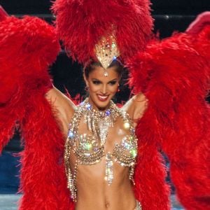 Chaque année, la gagnante du concours national avait l’opportunité de représenter la France sur la scène mondiale face à des candidates venues des quatre coins du globe. 

Iris Mittenaere (Miss France 2016) dans un costume ultra sexy de danseuse du Moulin Rouge lors de l'élection de Miss Univers 2017 à la salle omnisports Mall of Asia Arena à Pasay, Chili, le 26 janvier 2017. PacificPressAgency / Bestimage