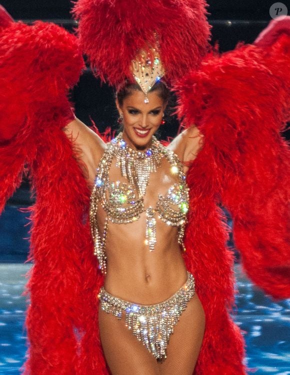 Chaque année, la gagnante du concours national avait l’opportunité de représenter la France sur la scène mondiale face à des candidates venues des quatre coins du globe. 

Iris Mittenaere (Miss France 2016) dans un costume ultra sexy de danseuse du Moulin Rouge lors de l'élection de Miss Univers 2017 à la salle omnisports Mall of Asia Arena à Pasay, Chili, le 26 janvier 2017. PacificPressAgency / Bestimage
