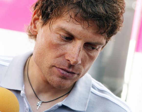 Selon plusieurs médias belges, il souffrirait d’une fracture de la clavicule ainsi que de plusieurs contusions et éraflures.

Le cycliste allemand Jan Ullrich réagit lors d'une conférence de presse devant l'hôtel de son équipe à Blaesheim près de Strasbourg, France, le 30 juin 2006. Ullrich a été suspendu par son équipe pour le prochain Tour de France. Photo by Bernd Weissbord/DPA/Cameleon/ABACAPRESS.COM