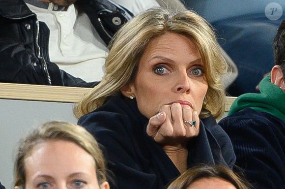 "L’année 2010 a été très violente, tant sur le plan professionnel que personnel. J’ai d’ailleurs divorcé" déclarait Sylvie Tellier dans le quotidien national.

Sylvie Tellier dans les tribunes de Roland Garros 2022 le 25 mai 2022 à Paris, France. Photo by Laurent Zabulon/ABACAPRESS.COM