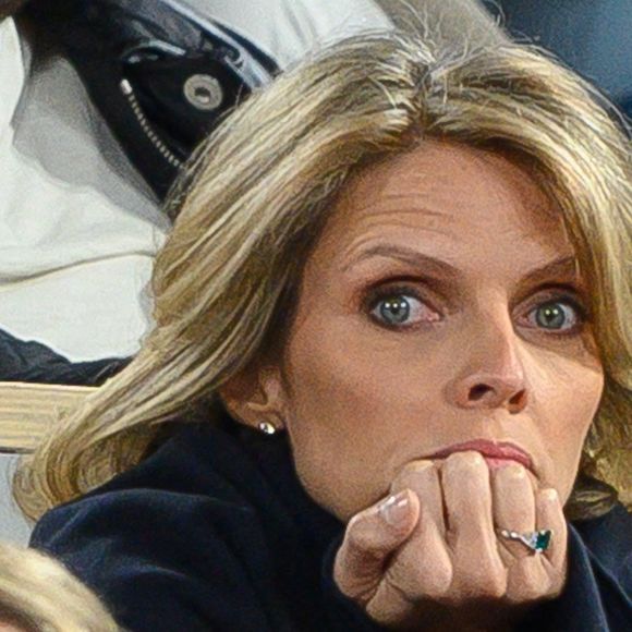"L’année 2010 a été très violente, tant sur le plan professionnel que personnel. J’ai d’ailleurs divorcé" déclarait Sylvie Tellier dans le quotidien national.

Sylvie Tellier dans les tribunes de Roland Garros 2022 le 25 mai 2022 à Paris, France. Photo by Laurent Zabulon/ABACAPRESS.COM