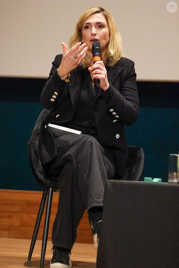 Une femme respectée mais qui comme tout le monde a dû accepter de faire certaines choses qu'elle ne referait peut-être pas aujourd'hui. 

Exclusif - L'actrice - réalisatrice Julie Gayet lors de la présentation du film "Olympe, une femme dans la révolution" au cinéma Jean Eustache à Pessac, Gironde, France, le 13 janvier 2025. © Jean-Marc Lhomer/Bestimage