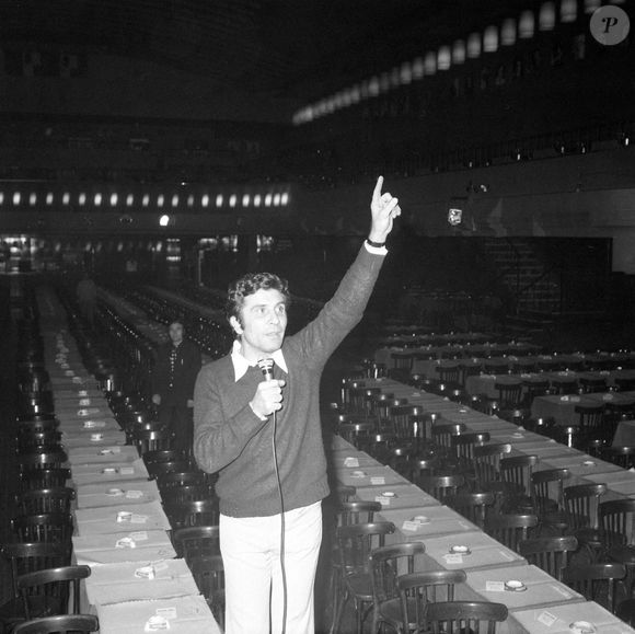 Gilbert Bécaud avant son concert au Palais d'Hiver de Lyon, France, en mars 1972. Photo par APS-Medias/ABACAPRESS.COM