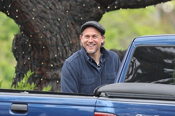 Los Angeles - Charlie Hunnam après un brunch avec sa mère à Beverly Glen Deli le 15/05/2024.

Photo : Backgrid USA / Bestimage