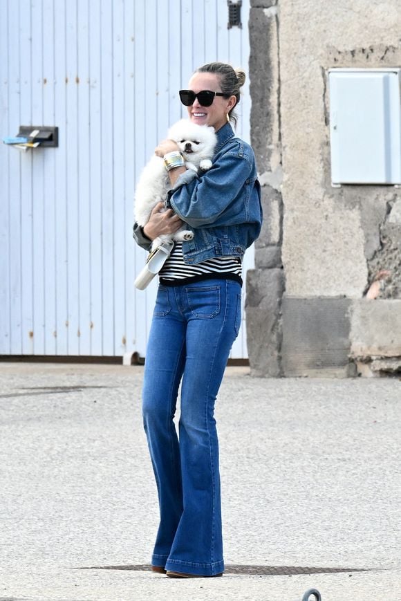 Exclusif -  Laeticia Hallyday -  Laeticia Hallyday sort d'un déjeuner en famille à Marseillan le 2 juillet 2024.
