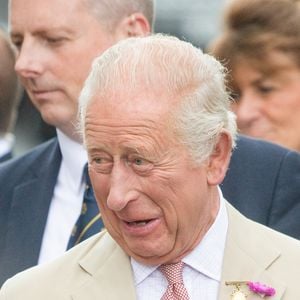Le roi Charles III d'Angleterre et Camilla Parker Bowles, reine consort d'Angleterre, rencontrent le public à Newmarket, Royaume Uni, le 22 juillet 2025, lors de leur visite du National Stud et des salles du Jockey Club. © Tayfun Salci/ZUMA Press Wire / BestimageBestimage