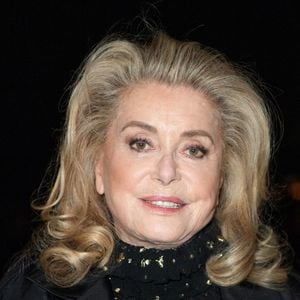 Catherine Deneuve assiste au défilé Saint Laurent Womenswear printemps/été 2026 dans le cadre de la semaine de la mode à Paris, France, le 29 septembre 2025. Photo by Aurore Marechal/ABACAPRESS.COM