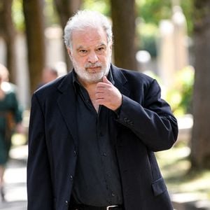 Raphaël Mezrahi aux arrivées des obsèques de Catherine Ringer, la chanteuse des Rita Mitsouko, au cimetière de Montmartre, dans le 18ème arrondissement de Paris, France, le 19 septembre 2026. © Bestimage