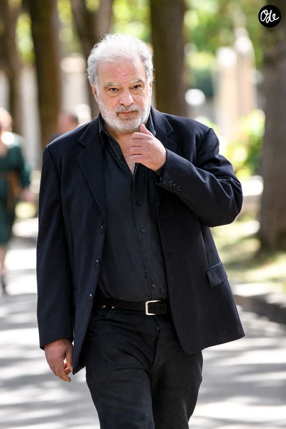 Raphaël Mezrahi aux arrivées des obsèques de Catherine Ringer, la chanteuse des Rita Mitsouko, au cimetière de Montmartre, dans le 18ème arrondissement de Paris, France, le 19 septembre 2026. © Bestimage