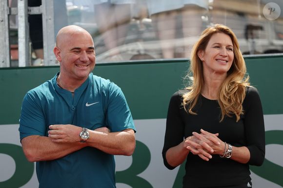 Steffi Graf et son mari André Agassi - Tournoi des "Longines Future Tennis Aces" sur le court en terre battue installé sous la Tour Eiffel dans le cadre de l'opération "Roland-Garros dans la Ville" à Paris, le 2 juin 2018. © Jacovides/Moreau/Bestimage