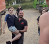 S'approchant de la famille riveraine du festival avec spontanéité, il leur a lancé sans hésiter : “Qu'est-ce que vous faites là ? Venez voir à mon show !” 

Mika avant son show au festival Papillons de Nuit à Saint-Laurent-de-Cuves dans la Manche en mai 2026. Capture Instagram
