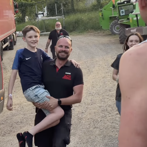 S'approchant de la famille riveraine du festival avec spontanéité, il leur a lancé sans hésiter : “Qu'est-ce que vous faites là ? Venez voir à mon show !” 

Mika avant son show au festival Papillons de Nuit à Saint-Laurent-de-Cuves dans la Manche en mai 2026. Capture Instagram