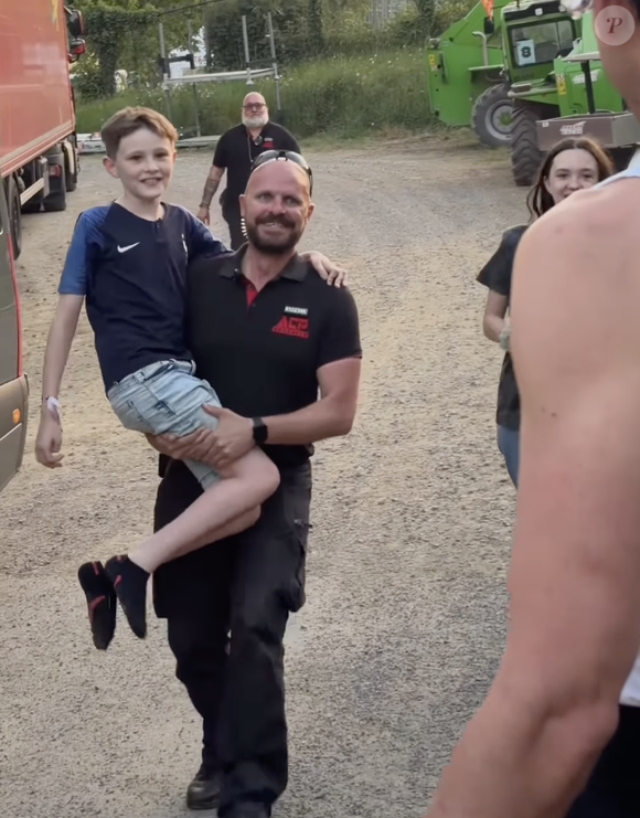 S'approchant de la famille riveraine du festival avec spontanéité, il leur a lancé sans hésiter : “Qu'est-ce que vous faites là ? Venez voir à mon show !” 

Mika avant son show au festival Papillons de Nuit à Saint-Laurent-de-Cuves dans la Manche en mai 2026. Capture Instagram