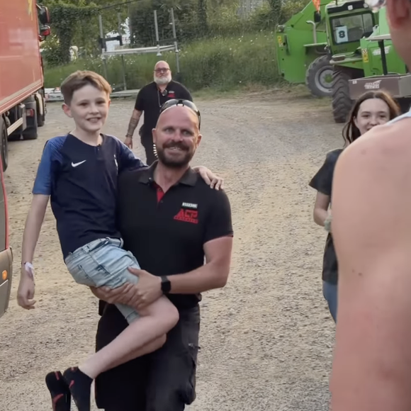 S'approchant de la famille riveraine du festival avec spontanéité, il leur a lancé sans hésiter : “Qu'est-ce que vous faites là ? Venez voir à mon show !” 

Mika avant son show au festival Papillons de Nuit à Saint-Laurent-de-Cuves dans la Manche en mai 2026. Capture Instagram