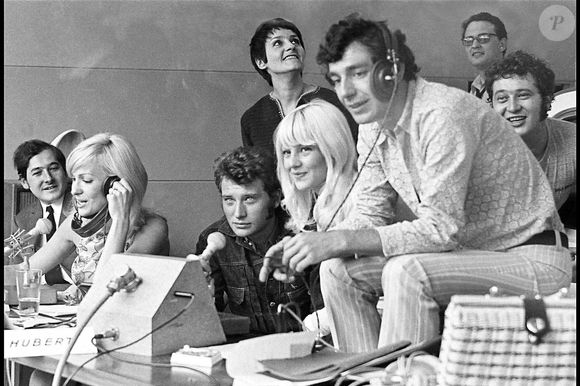 Madeleine Constant, Johnny Hallyday, Sylvie Vartan, l’animateur Hubert Wayaffe et le chanteur Carlos lors de l’émission "Salut les copains" sur Europe 1 en 1968. AGENCE / BESTIMAGE
