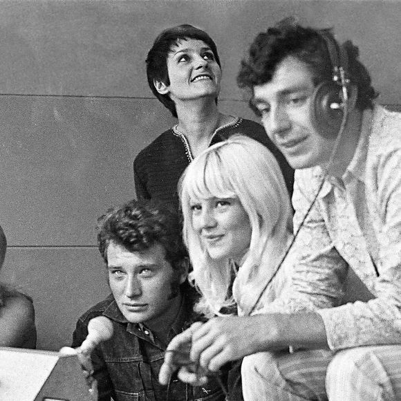 Madeleine Constant, Johnny Hallyday, Sylvie Vartan, l’animateur Hubert Wayaffe et le chanteur Carlos lors de l’émission "Salut les copains" sur Europe 1 en 1968. AGENCE / BESTIMAGE