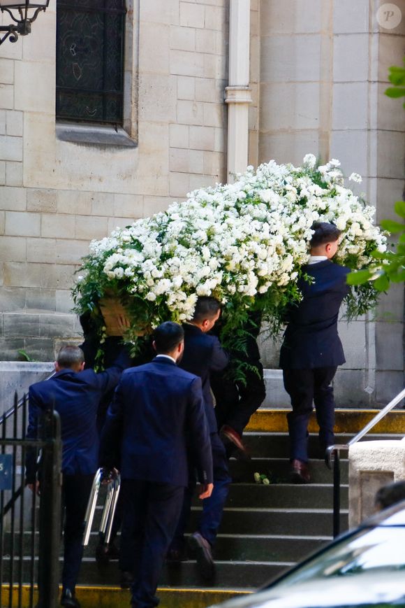 Exclusif - Arrivée du cercueil du défunt - Arrivées aux obsèques de Francis Giacobetti à la chapelle Saint Pierre de Neuilly-sur-Seine, France, le 12 juin 2025. © Christophe Clovis/Bestimage