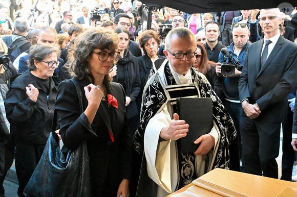 Claudia Squitieri, fille de Claudia Cardinale à la sortie des obsèques de Claudia Cardinale en l’église Saint-Roch de Paris, France, le 30 septembre 2025. © Lionel Urman / PsnewZ /Bestimage