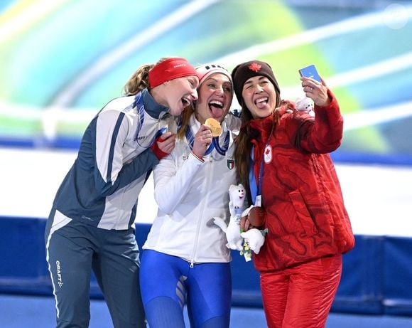 FRANCESCA LOLLOBRIGIDA (ITA), au centre, après avoir remporté la médaille d'or dans l'épreuve féminine de patinage de vitesse sur 3000 m en un temps record olympique. Ragne Wiklund (NOR), à gauche, remporte l'argent. Valérie Maltais (CAN) a remporté la médaille de bronze. Photo par Ranjith Kumar/ZUMA Press Wire)