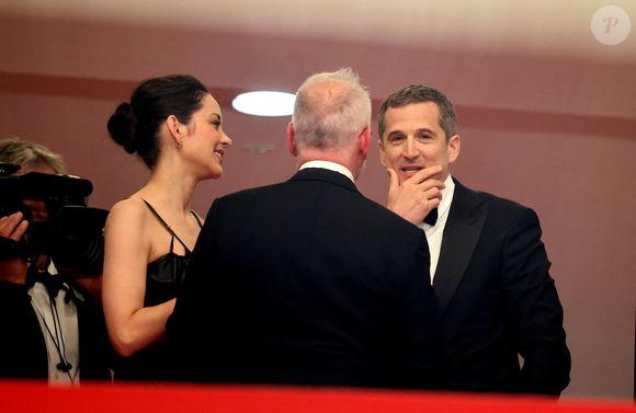 Et c’est à ce moment-là que Guillaume Canet intervient. "Vous venez de lui marcher sur le pied. C'est pas grave ne vous inquiétez pas", glisse-t-il à la jeune femme

Thierry Frémaux, Marion Cotillard et Guillaume Canet - Descente des marches du film " Karma " lors du 79ème Festival International du Film de Cannes, le 15 mai 2026. © Jacovides-Moreau / Bestimage