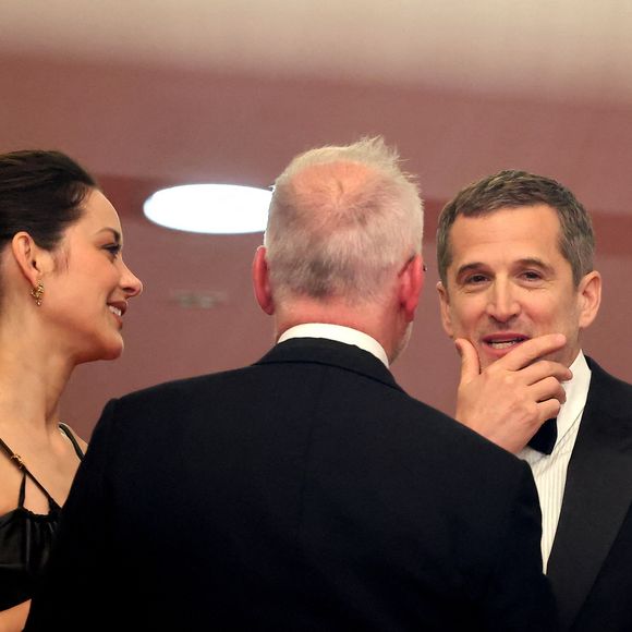 Et c’est à ce moment-là que Guillaume Canet intervient. "Vous venez de lui marcher sur le pied. C'est pas grave ne vous inquiétez pas", glisse-t-il à la jeune femme

Thierry Frémaux, Marion Cotillard et Guillaume Canet - Descente des marches du film " Karma " lors du 79ème Festival International du Film de Cannes, le 15 mai 2026. © Jacovides-Moreau / Bestimage