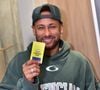 Actuellement blessé au mollet, Neymar est contraint de déclarer forfait pour le match du Brésil face à Haïti cette nuit lors du Mondial.

EXCLUSIF Santos, BRÉSIL    Neymar a été aperçu en train de recevoir chez lui un autocollant doré à son effigie après avoir été sélectionné pour la Coupe du Monde de la FIFA.
Photo : Neymar
Backgrid USA / Bestimage