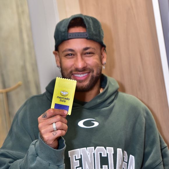 Actuellement blessé au mollet, Neymar est contraint de déclarer forfait pour le match du Brésil face à Haïti cette nuit lors du Mondial.

EXCLUSIF Santos, BRÉSIL    Neymar a été aperçu en train de recevoir chez lui un autocollant doré à son effigie après avoir été sélectionné pour la Coupe du Monde de la FIFA.
Photo : Neymar
Backgrid USA / Bestimage