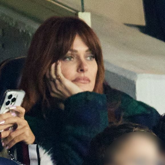 Caroline Receveur en aura traversé des épreuves depuis l'annonce de son cancer. 

Caroline Receveur, son mari Hugo Philip et leur fils Marlon - Célébrités dans les tribunes du match de Ligue 1 McDonald's opposant le Paris Saint-Germain (PSG) à Lyon (3-1) au Parc des Princes à Paris. © Cyril Moreau/Bestimage