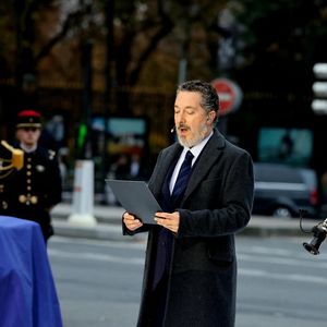 Ces témoignages soulignent sa simplicité, son respect et la proximité de sa famille avec le village.
Guillaume Gallienne lors de la cérémonie de panthéonisation de Robert Badinter , ancien ministre de la Justice et président du Conseil constitutionnel , à Paris le 9 octobre 2025, date anniversaire de la promulgation de la loi portant abolition de la peine de mort.
© Dominique Jacovides / Bestimage