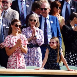 Les imitations de Charlotte, un talent hérité de sa défunte arrière-grand-mère, décédée en 2022, la reine Elizabeth II, qui faisait déjà éclater de rire ses proches, lorsqu'elle imitait les grands de ce monde.

Pippa Middleton et la princesse Charlotte dans la loge royale le quatorzième jour des championnats de Wimbledon 2024 au All England Lawn Tennis and Croquet Club, Londres, le dimanche 14 juillet 2024.