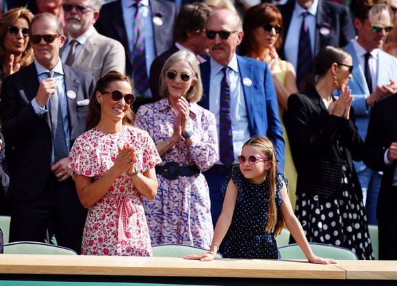 Les imitations de Charlotte, un talent hérité de sa défunte arrière-grand-mère, décédée en 2022, la reine Elizabeth II, qui faisait déjà éclater de rire ses proches, lorsqu'elle imitait les grands de ce monde.

Pippa Middleton et la princesse Charlotte dans la loge royale le quatorzième jour des championnats de Wimbledon 2024 au All England Lawn Tennis and Croquet Club, Londres, le dimanche 14 juillet 2024.