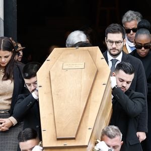 Les proches d'Isabelle Mergault se sont réunis au Père-Lachaise pour les obsèques de cette dernière, partie il y a quelques jours à l'âge de 67 ans. 

Sortie du cerceuil - Sorties des obsèques d'Isabelle Mergault à la Coupole du Père-Lachaise à Paris le 30 mars 2026. © Cyril Moreau - Dominique Jacovides / Bestimage