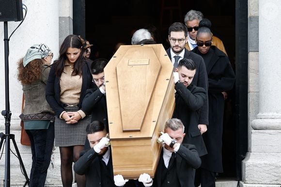 Les proches d'Isabelle Mergault se sont réunis au Père-Lachaise pour les obsèques de cette dernière, partie il y a quelques jours à l'âge de 67 ans. 

Sortie du cerceuil - Sorties des obsèques d'Isabelle Mergault à la Coupole du Père-Lachaise à Paris le 30 mars 2026. © Cyril Moreau - Dominique Jacovides / Bestimage