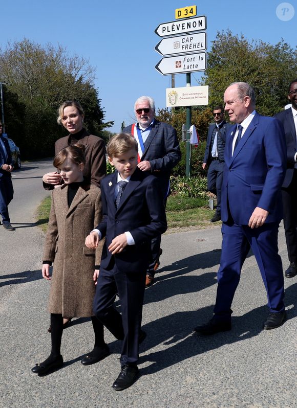 Hervé Van Praag, maire de Plévenon, Le prince Albert II de Monaco, La princesse Charlène de Monaco, Le prince Jacques de Monaco, marquis des Baux, La princesse Gabriella de Monaco, comtesse de Carladès lors d'une visite à Plévenon, Côtes-d'Armor le 9 avril 2025. © Dominique Jacovides / Bestimage