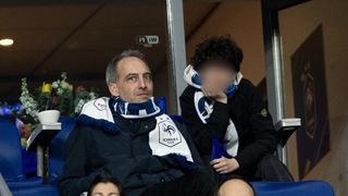 Soir de match pour Raphaël Glucksmann sans Léa Salamé mais avec son fils aîné, Arthur est venu lui avec son garçon Aaron, dont la mère est mannequin