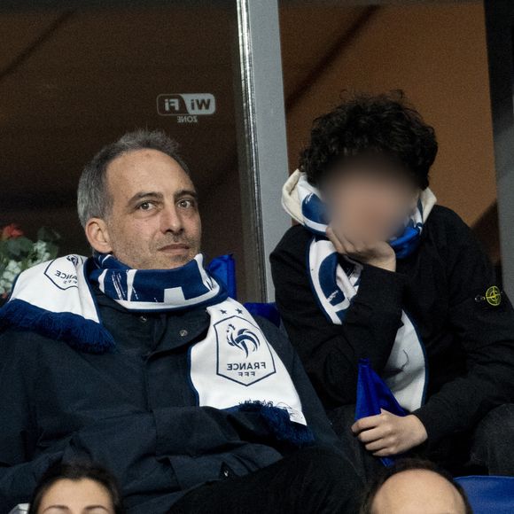 Raphaël Glucksmann et son fils aîné se sont récemment rendus au Stade de France

Raphaël Glucksmann et son fils - Célébrités dans les tribunes du quart de finale de la Ligue des Nations de l'UEFA "France - Croatie (2-0 / tab 5-4)" au Stade de France à Saint-Denis. © Cyril Moreau/Bestimage