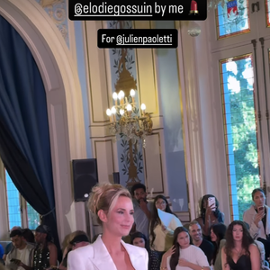 Élodie Gossuin défile pour Julien Paoletti à l'occasion de la Fashion Week de Paris.