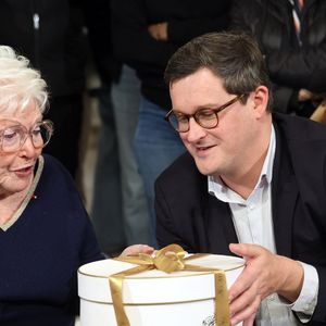 Arnaud Deslandes, maire de Lille, offre à Line Renaud un gateau venant de la patisserie Meert - Line Renaud, 97 ans, a inauguré un jardin public qui porte son nom, à Lille, France, le mercredi 17 décembre 2025.
© Claude Dubourg/Bestimage