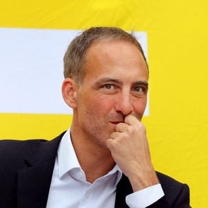 Raphael Glucksmann ouvre la première journée de la deuxième édition des "Rencontres place publique" qui se tiennent comme chaque année à La Réole, dans le sud-ouest, France, le 4 octobre 2025. © Patrick Bernard/Bestimage
