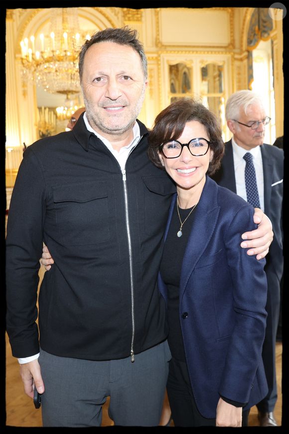 "Quelle émotion et quelle fierté de recevoir des mains de la ministre de la Culture le Prix Raymond Devos 2025 ! Et de la joie mais je crois que ça se voit à la largeur de mon sourire", écrit-il avant de remercier son biloute Arthur pour sa présence. 

Arthur, Rachida Dati - Dany Boon reçoit des mains de Rachida Dati le Grand Prix Raymond Devos de la langue française 2025 au Salon Jérôme du Ministère de la Culture à Paris le 21 mars 2025. © Alain Guizard/Bestimage