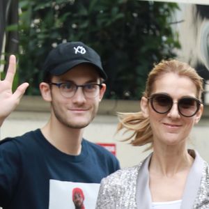 Céline Dion et son fils René-Charles (avec une nouvelle coupe de cheveux) quittent l'hôtel Royal Monceau et se rendent chez Louis Vuitton sur les Champs-Elysées à Paris le 19 juillet 2017. (Agence / Bestimage).