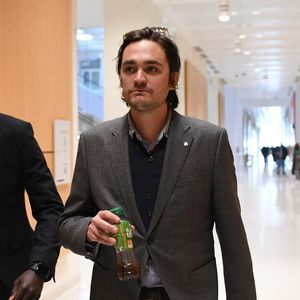 Alain-Fabien Delon arrive au tribunal correctionnel de Paris pour avoir enregistré et diffusé avec son frère Anthony Delon une conversation de leur sœur, Anouchka, avec leur père, le 5 janvier 2024, à l'époque où les désaccords de la fratrie concernant la santé d'Alain Delon, à Paris, France, le 17 mars 2026. Anthony Delon et Anouchka sont absents. © Clément Prioli/Bestimage