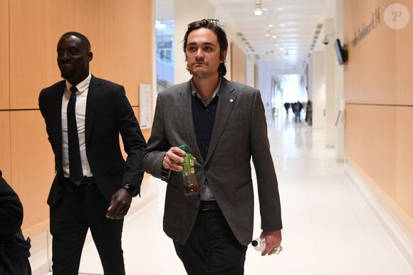 Alain-Fabien Delon arrive au tribunal correctionnel de Paris pour avoir enregistré et diffusé avec son frère Anthony Delon une conversation de leur sœur, Anouchka, avec leur père, le 5 janvier 2024, à l'époque où les désaccords de la fratrie concernant la santé d'Alain Delon, à Paris, France, le 17 mars 2026. Anthony Delon et Anouchka sont absents. © Clément Prioli/Bestimage