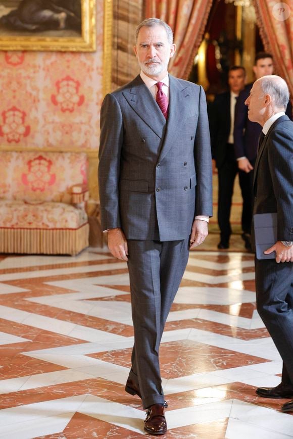 Le roi Felipe VI et la reine Letizia d'Espagne, lors de la réunion annuelle du conseil d'administration de la Fondation Princesse de Gérone au Palais royal de Madrid, le 4 décembre 2025.

Cordon / Bestimage
