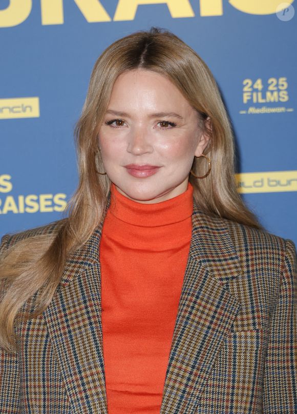 "Ça vous parle, Virginie ? Vous avez un petit appareil devant vous", lui demande-t-il, en évoquant la comédienne, en couple avec Niels Schneider. 

Virginie Efira à l'avant-première du film "Les braises" au cinéma UGC Ciné Cité Bercy à Paris le 28 octobre 2025.
© Coadic Guirec / Bestimage