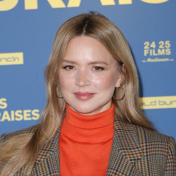 "Ça vous parle, Virginie ? Vous avez un petit appareil devant vous", lui demande-t-il, en évoquant la comédienne, en couple avec Niels Schneider. 

Virginie Efira à l'avant-première du film "Les braises" au cinéma UGC Ciné Cité Bercy à Paris le 28 octobre 2025.
© Coadic Guirec / Bestimage