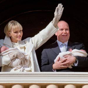 L'arrivée des jumeaux, tant attendue par les Monégasques avait suscité l'émoi sur le Rocher.


Le prince Albert et la princesse Charlène de Monaco présentent leurs jumeaux, la princesse Gabriella et le prince Jacques, au public monégasque sur le balcon du Palais princier à Monte-Carlo, Monaco, le 7 janvier 2015. Photo par Patrick Van Katwijk/DPA/ABACAPRESS.COM - POINT DE VUE OUT