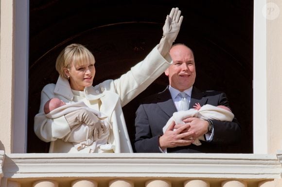 L'arrivée des jumeaux, tant attendue par les Monégasques avait suscité l'émoi sur le Rocher.


Le prince Albert et la princesse Charlène de Monaco présentent leurs jumeaux, la princesse Gabriella et le prince Jacques, au public monégasque sur le balcon du Palais princier à Monte-Carlo, Monaco, le 7 janvier 2015. Photo par Patrick Van Katwijk/DPA/ABACAPRESS.COM - POINT DE VUE OUT